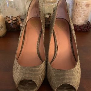 Vince Camuto size 9 snake skin heels
